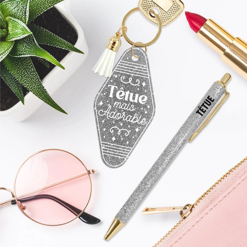 đ€ Duo pailletĂ© â Porte-clĂ©s & stylo âTĂȘtue mais adorableâ âš â Image 3